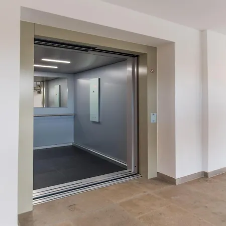 Univercity Fuer Bis Zu 4, Terrasse, Grill